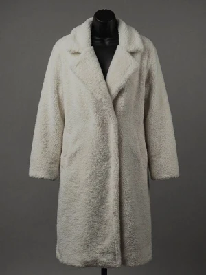 Vit teddyjacka från Bik Bok - Säljer en fluffig och mjuk vit teddyjacka från Bik Bok i storlek S. Jackan har en oversized passform, bred krage och långa ärmar. Perfekt för dig som vill ha en cozy vibe under kyliga dagar. Materialet är syntet och jackan är helfärgad utan mönster.