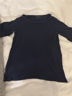 Stockholm LM t shirt - Säljer en t shirt som är lite längre i armarna. skriv för fler o bättre bilder🩵