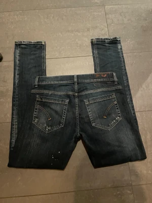 Dondup george - Fint skick. Liten skada på lappen som syns i bild 2. Storlek W31. As go tvätt och slitningar