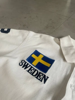 Rare ”Sweden” Ralph Lauren Polo - Cheif Keif (Big Pony) - Tja! Säljer nu ett av mina mest ovanliga plagg, en vit Ralph Lauren ”Sweden” Polo! Har inte sett denna exakta modell och färg till salu innan, så är på så sätt synd att släppa iväg den😞|| Skick: 9.1/10 || Storlek: L, Classic Fit || Tveka inte att höra av dig vid prisförslag, frågor eller funderingar!🙌