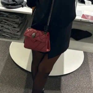 Kurt Geiger Röd quiltad axelväska med kedja - Säljer en snygg röd axelväska i quiltad design med silverfärgad kedjerem och dekorativt spänne framtill.