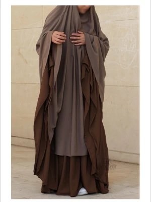 Stor khimar | Umm Hafsa  - Hej 💗 Säljer min oanvända khimar från märket Umm Hafsa. Färgen på den är askbrun och den är i storlek 3, vilket passar dig som är 170cm +.   Jag skickar snabbt! Oftast samma dag eller dagen därpå! Pris kan även diskuteras vid snabba affärer 💕  Nypris på denna khimar är 49,99 € exklusive frakt. 