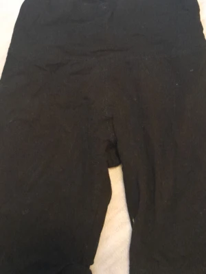 Svarta shorts från SHEIN, storlek S - Svarta shorts från SHEIN i storlek S (EU 36). De har en tight passform med hög midja. Materialet är mjukt och stretchigt, perfekt för en avslappnad look eller till träning. Klassisk svart färg som passar till det mesta. !!endast swish +frakt!!