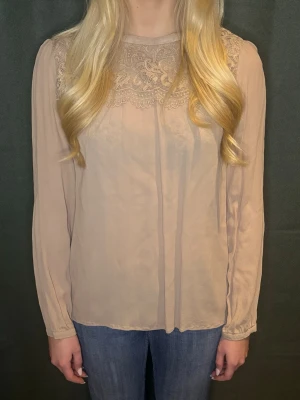 DAY Birger Et Mikkelsen blus - Fin blus från fina märket DAY, Birger Mikkelsen. Nypris: 2000kr. Endast använd fåtal gånger och är därför i nyskick! Tveka inte att höra av er om ni har några frågor❤️