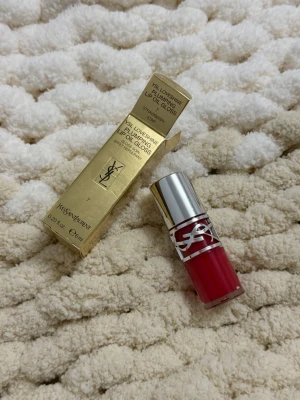 YSL Loveshine Plumping Lip Oil Gloss - YSL Loveshine Plumping Lip Oil Gloss i färgen 7 Strawberry Star. Kommer i en lyxig guldig förpackning och har en snygg silverdetalj på hylsan. Ger en glossig, plumpad finish med en fräsch rödrosa ton. Innehåller 6 ml.