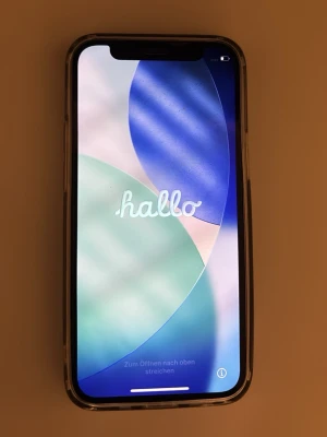 iPhone 12 mini Lila - Snygg iPhone 12 mini i lila färg, med dubbla kameror och Face ID. Skärmen är i fint skick utan synliga sprickor, och baksidan ser välvårdad ut. Perfekt för dig som vill ha en snabb och pålitlig smartphone med modern design.
