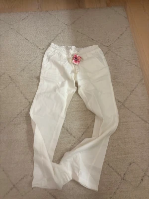 Vita linnebyxor från Roxy  - Säljer ett par fräscha vita linnebyxor från Roxy i modellen Oceanside Pant. . Storlek M. Aldrig använda med lappar på! Köpt för 50 euro (500kr)