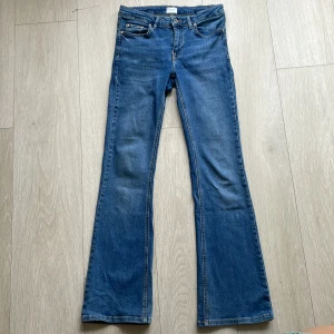 Blå bootcut jeans från Grunt, stl 27 - Snygga blå jeans från Grunt i modellen Texas Low Flare. Ny pris 649. 