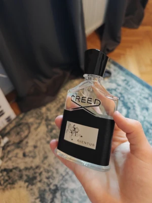 Creed Aventus 100ml EdP - Creed Aventus är en ikonisk parfym i exklusiv design. Flaskan rymmer 100 ml och passar dig som vill sticka ut med stil. Perfekt för dig som söker något lyxigt och tidlöst i din samling.