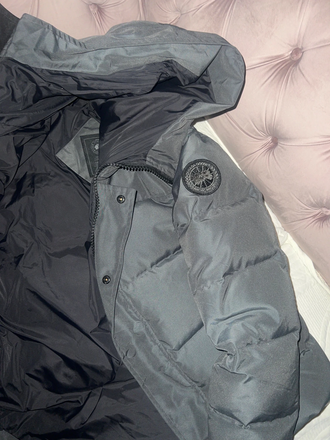 Grå pufferjacka från Canada Goose med scan och är jätte varm passar storlek M men även L  - 1