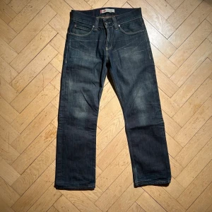 Levis 506 standard jeans - Levis 506 standard jeans. Vid köp av fler produkter erbjuds bättre pris. Skriv vid ytterligare frågor eller funderingar🤝 Mått: Längd 94 cm. Midja 36 cm.