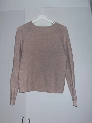 Ljusrosa stickad tröja Vero Moda XS - Mysig ljusrosa stickad tröja från Vero Moda i storlek XS. Tröjan har rund halsringning, ribbade muddar och lång ärm. Perfekt för dig som gillar en enkel men snygg look till hösten eller vintern.
