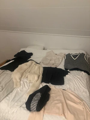Stort klädpaket 🌸 - Massa mer kläder finns i säcken som jag inte tagit kort på!❤️.