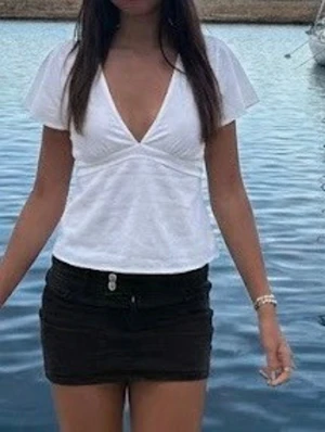 Vit omlottopp med knytband - Snygg vit omlottopp med v-ringning och korta ärmar. Använd endast 1 gång så superfint skick!!!!Från Gina Tricot 😍