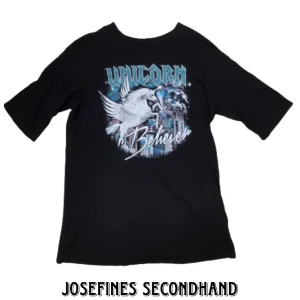 Scene oversized tröja med enhörnings tryck - Cool svart tröja med distressed  tryck med blått tryck av en enhöring från H&M DIVIDED. Är i storlek S men passar mer som en M eller en liten L. Är i använt skick. Använd gärna köp nu/prisförslag funktionen