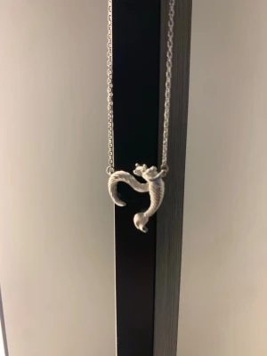 Jeulia jungfru halsband - Jeulia "Dancing by the Moonlight" Mermaid Sterling Silver Necklace. Jätte fint halsband men fick av mitt ex och säljer därför. Säljs inte längre, men man kan kolla vad andra halsband på hemsidan kostar för att få en uppfattning. Nypris på detta var 1200. Hör av dig vid frågor💕