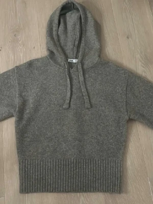 Trendig Zara tröja  - En trendig tröja från Zara i storlek S andvänt några gånger ❤️pris kan diskuteras 