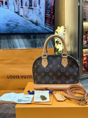 Louis Vuitton Monogram handväska - Makrochip, år 2021. Mycket väl använd, like new, inga tydliga skrapor. Kvitto följs medan jag hitta den