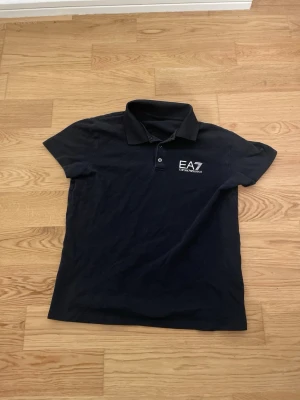 Amani piké - En snygg armani pike i svart, inga större defekter syns på den. Intresserad? Skriv privat. Pris kan diskuteras