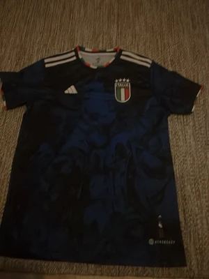 Italien fotbolls tröja/ M/ mycket bra.  - Jag säljer min Italien fotbolls tröja som är i storlek M, den är i bra skick bara använd 1 eller 2 gånger. 