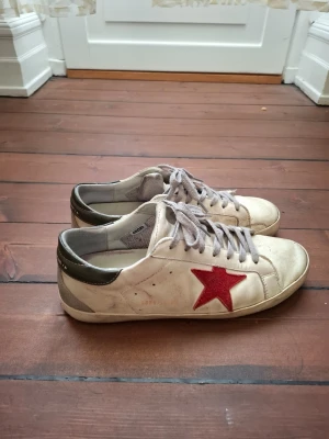 Goldengoose röda - Bra skick, lite slitage under tån på vänster fot men superlimat och funkar bra. Storlek 45