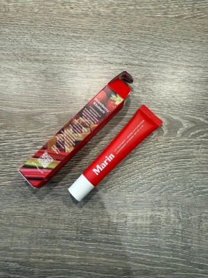 Marin lipbalm ”strawberry rhubarb” - Jag säljer ett helt oöppnat och oanvänt läppbalsam från märket Marin skincare, i doften "strawberry rhubarb". Den är 15ml och är genomskinlig i färgen, dvs ger ingen färg. Applikatorn är mjuk, precis som på summer fridays. Märket säljs bara online i USA och jag beställde det till mitt hotell sist jag var där. Dock fick jag dubbla ordrar och så jag säljer därför vidare de 🫶🏼 Mer information kan ni söka på deras hemsida! (säljer aäven likadant i smaken "campfire s’mores”