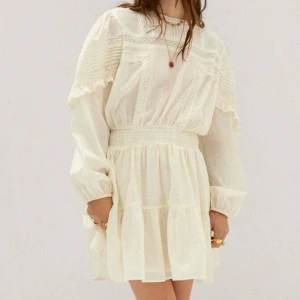 Klänning - Säljer denna helt oanvända klänning från Mango som är helt slutsåld! Inga defekter då den aldrig använts. Säljer då jag köpte 2 men missade datumet för retur för denna💕💕