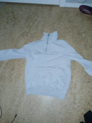 Vit half zip tröja med krage - En riktigt snygg zip långärmad med krage. "Grish" tröja och är i storlek medium.