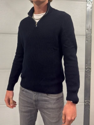 Lefties zip up  - En stickad zip up tröja från Ledties i fint skick använd nån gång! Storlek M. Hör av er vid frågor! Modellen är 188 och väger 77kg 