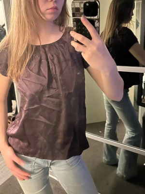 Mörklila blus med kort ärm - Supersöt blus 