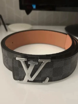 Bälte  - Hej säljer detta bälte då jag inte använder de längre. Skriv vid mer funderingar, är one size. 