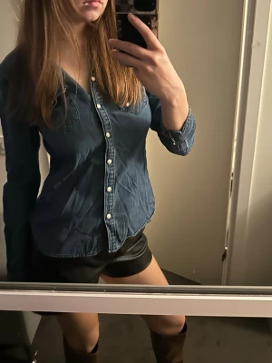 Blå denimskjorta med knappar - Figursydd jeans skjorta, så snygg! 