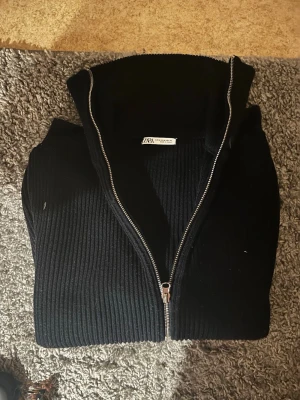 Fullzip kofta från Zara - Säljer en stickad fullzip kofta från Zara i storlek M passar också S. Har högkrage som är coolt. Lite nopprig men går att fixa enkelt. Säljs för 299kr. Kontakta mig om du har frågor.