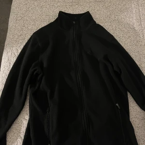 Svart fleecejacka  - Mysig svart fleecejacka från 