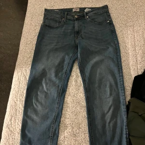 Blå tapered jeans från JJ Rebel - Säljer ett par blå jeans. Jeansen är tillverkade i ett slitstarkt denimtyg. Kontakta mig för frågor 🫶🏻