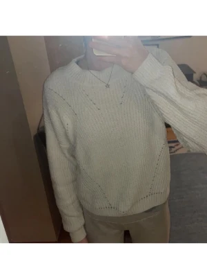 Stickad tröja  - Säljer denna stickad tröja som har blivit för liten🫶🏻Perfekt för kalla mornar och kvällar💗