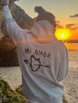 Mira Paris Mi Amor Hoodie - Mira Paris, Mi Amor Hoodie med broderat tryck. Mycket fint skick. Populär hoodie.