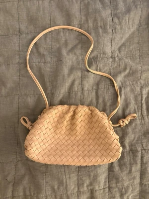 Jackie väska - Jätte fin väska från jackie som tyvärr inte används. Några små skador på lädret som jag kan skicka närmare bilder på privat! Har knytit bandet för att få mer av en axel längd, men det går även att ha långt. Pris kan diskuteras vis anabb affär!🤍