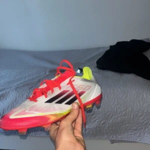 Adidas F50 fg - Säljer ett par Adidas f50 som funkar jätte bra. Har använt de ungefär 5 ggr. De är som helt nya och är i jätte bra skick. Skriv förslag på pris.