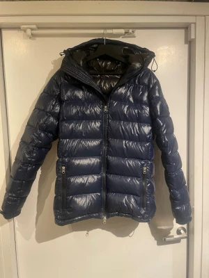 J.lindeberg jacka - Tja, säljer nu denna snygga jacka från J.lindeberg. Perfekt för kyliga dagar, Jackan är sparsamt använd. Superbra skick utan några deffekter! Priset kan diskuteras vid snabb affär!