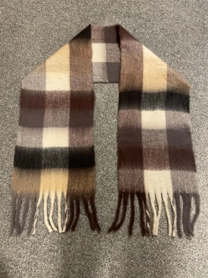 Halsduk - Halsduk som liknar Acne Studios. Vet ej om den är äkta därav priset!🙂Skickar snabbt