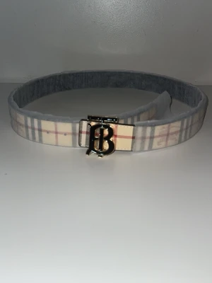 Burberry bälte  - Säljer en Burberry bälte som kan användas på två håll. Bältet är helt ny alltså oanvänd 