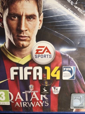 FIFA 14 PS4 - FIFA 14 till PlayStation 4. Komplett med fodral och skiva i bra skick. Upplev realistisk fotboll med officiella ligor och lag. Inkluderar Ultimate Team-läge. Perfekt för fotbollsfans och samlare.