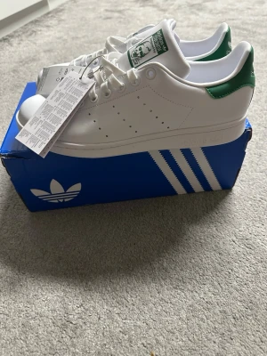 Adidas stan Smith  - Säljer dessa oanvända adidas stan Smith i storlek 41/ 1/3. Kommer i box. Säljer för 900kr