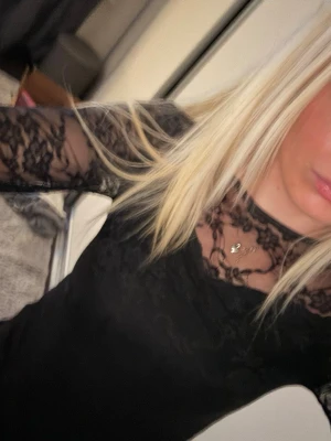 tajt spets body  - jätte fin långärmad svart tajt spets body från amisu i stl s men passar xs också! lite öppen i ryggen (se bilden) 💞