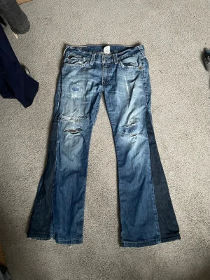 Asfeta true religion!  - Säljer ett par trueys W34 skriv för mer bilder eller om något annat för snygga har patcha de lite själv