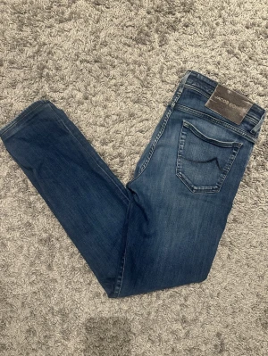 Jeans Jacob Cohen - Ett par jeans från Jacob Cohen i modellen 688. Jeans är i gott skick. Storlek 32. Hojta till vid frågor och funderingar!