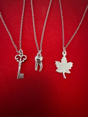 3st halsband  - Halsband som inte är i äkta silver/guld. Kedja är oftast 50cm men kan ibland komma i 45cm. Kedja är rostfritt stål, berlock oftast i zinklegering men kan även det i vissa fall vara rostfritt stål. Be gärna om mått på berlock om detta är viktigt då bilderna är missvisande när det gäller hur stora dom är! 🌹❤️  Allt är nytt även om de kan stå ”mycket bra skick” , detta mest för att Vinted inte ska fundera på varför jag bara har nya saker .  Bud accepteras inte 🥰🌹