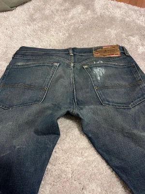  Jeans Denim & Supply Ralph Lauren - Ett par riktigt feta jeans från Denim & Supply Ralph Lauren. Jeansen har slitningar och hål vid knäna. Storleken är 31/34. Hör av er vid funderingar!