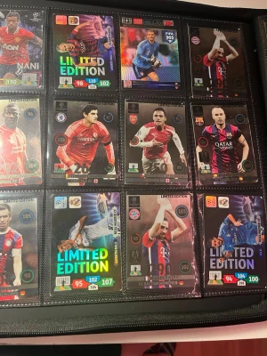 Skriv till mig om man vill köpa. Samling av Limited Edition fotbollskort - Säljer en riktigt fet samling Limited Edition fotbollskort från Panini med stjärnor som Messi, Ronaldo, Zlatan, Iniesta, Hazard och många fler. Kort i olika färger och glittriga effekter, flera med holografiska detaljer och klubbtröjor från t.ex. Barcelona, Bayern München och PSG. Perfekt för dig som älskar fotboll och vill ha något unikt i samlingen!